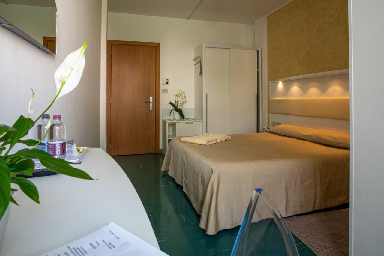 Hotel Mar Del Plata Grado Bagian luar foto